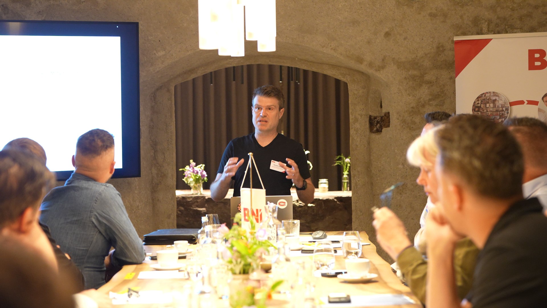 Riccardo Schmid bei einem Team-Workshop vor einer Gruppe
