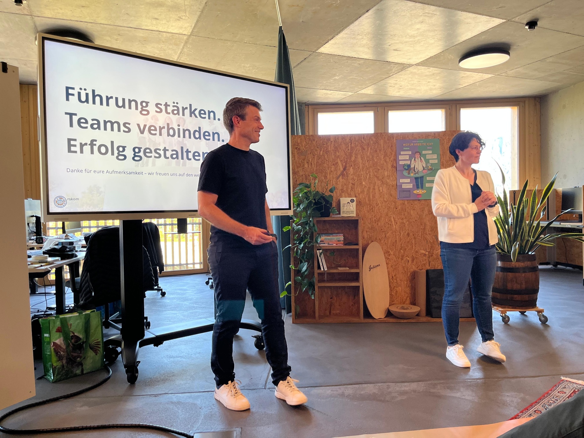 Riccardo Schmid und Miriam bei einer Keynote über Führung und Teams